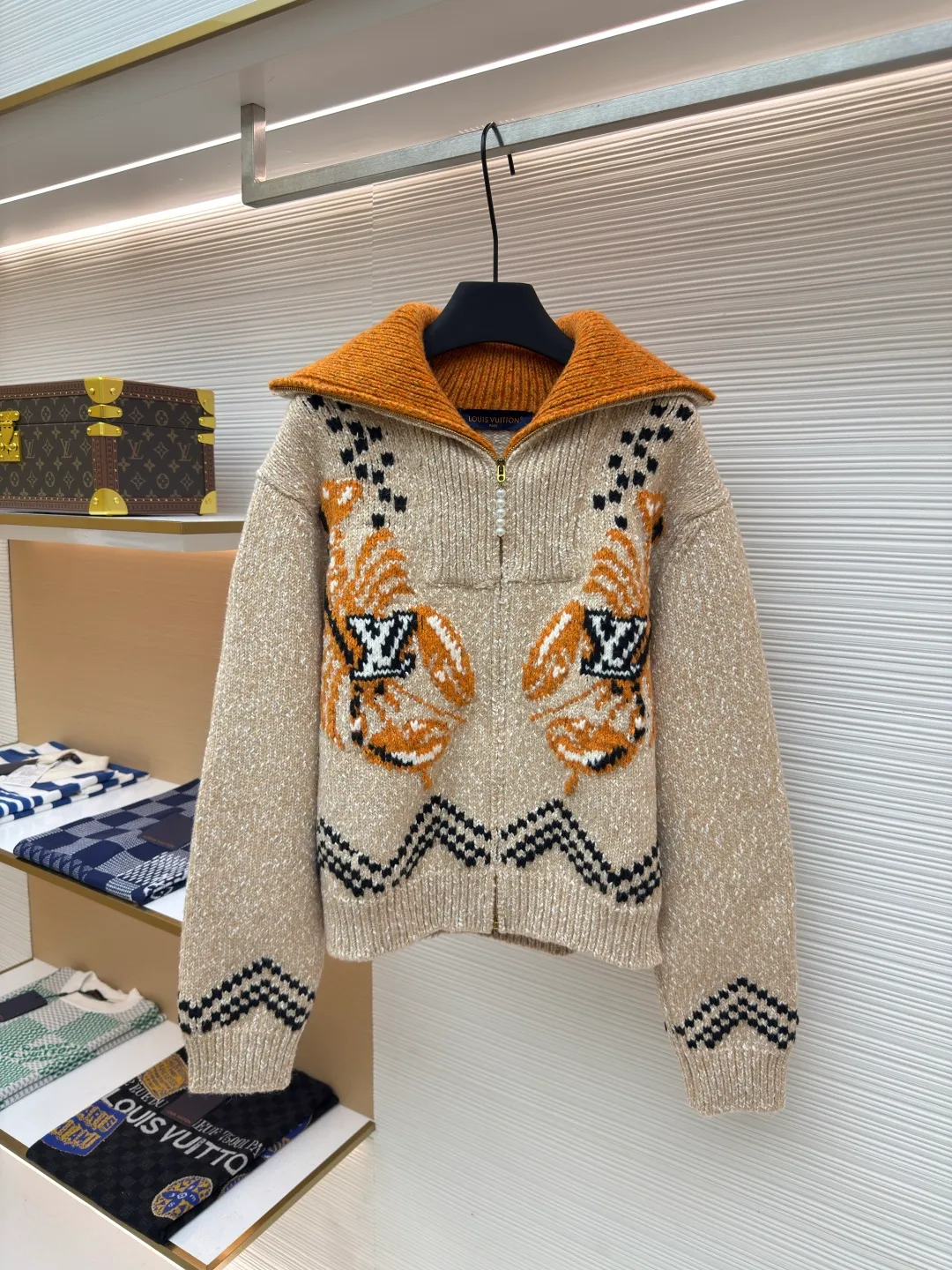 LOUIS VUITTON Nigo lobster patchwork wool knitted zipper jacket ●Authentic product: Purchased and developed by 25404 ●Item number: 1680400-D25 ●Fabric: wool fabric ●Technology: knitted production ●Version: fitted version ●Weight: about 1770 grams ●Size: XS-S-M-L ●Description: Made of high-quality cotton-wool blended fabric, soft, comfortable and elastic. The fabric has been specially treated to give it a fine knitted texture and is smooth to the touch. The koi fish pattern with the LV logo is carefully designed on the front. It is realized through exquisite intarsia technology and the pattern is three-dimensional and vivid. The back is embroidered with cherry blossoms and Japanese characters, using high-density embroidery thread with fine and even stitches. The zippers feature custom metal hardware, and each zipper pull is embellished with delicate beading. The entire jacket is meticulously sewn and all seams are double-stitched to ensure durability. The cinched waist is achieved with an internal drawstring that can be freely adjusted for tightness. The collar and cuffs are ribbed knitted with moderate elasticity and not easily deformed. All patterns and decorations undergo strict quality control to ensure that the colors are firm and will not fade. The overall wiring is straight and delicate, the fabric is comfortable and soft, and the color is consistent without color difference. It can be matched with the same style to create a fashionable look and control various occasions. Customized accessories, complete with three standards, same style for men and women!